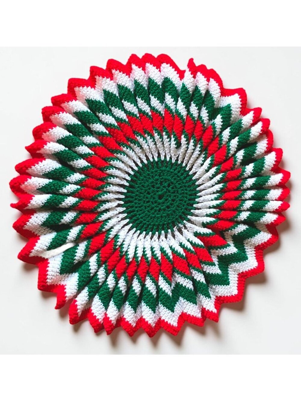 Christmas Holiday Crochet Tablecloth Red White Green Spiral Starburst Round